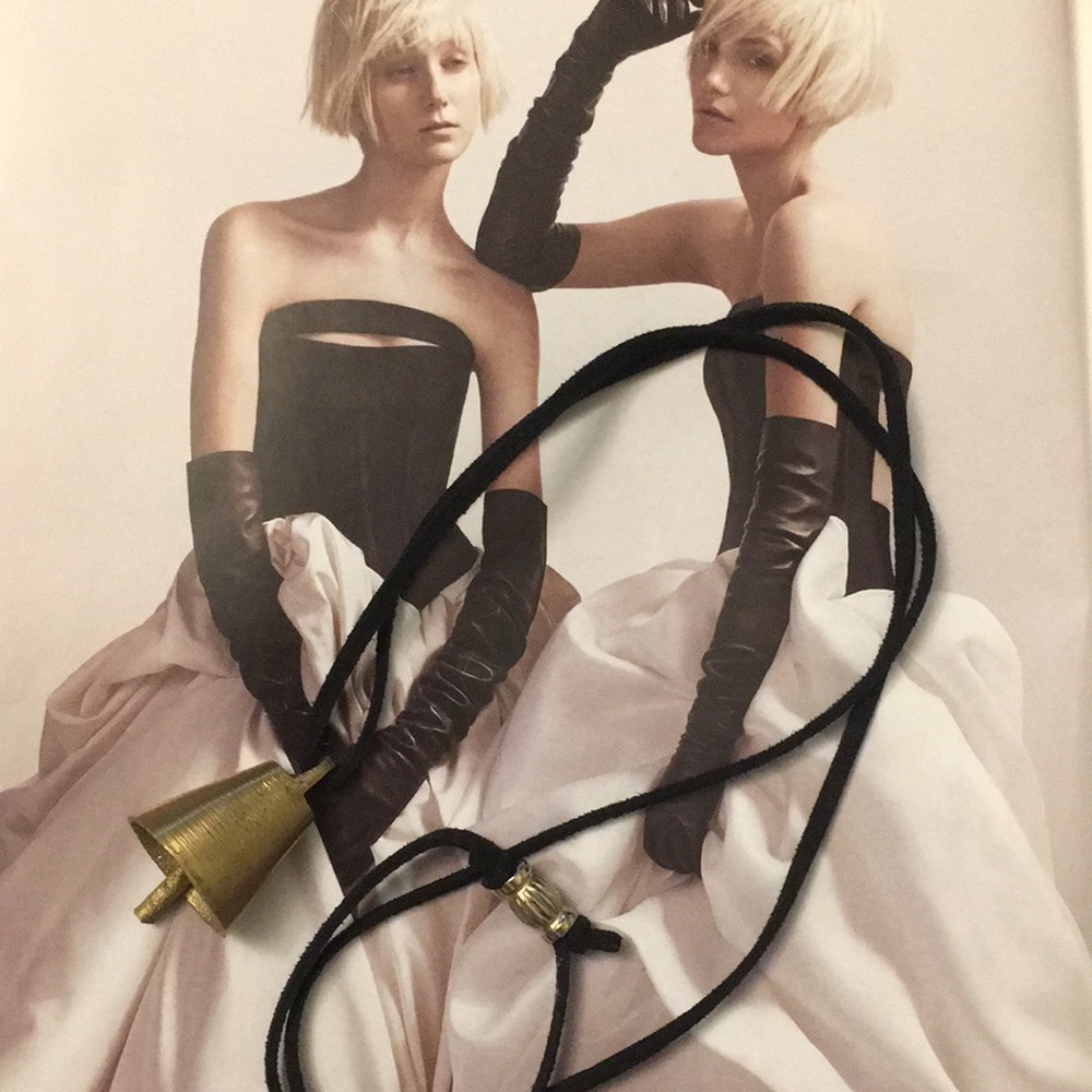 Beautiful nay leather necklace with vintage metal bell - Picture 3 of 4